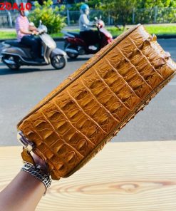 Túi golf nam da thật cá sấu vàng bò, sang trọng và nổi bật.