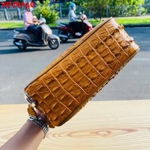 Túi golf nam da thật cá sấu vàng bò, sang trọng và nổi bật.