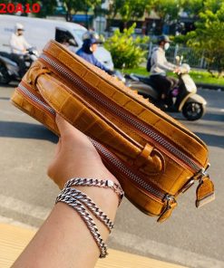Túi golf nam bằng da cá sấu màu vàng bò, thiết kế thủ công cao cấp.