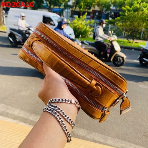 Túi golf nam bằng da cá sấu màu vàng bò, thiết kế thủ công cao cấp.