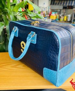 Túi da cá sấu phối màu ấn tượng dành cho quý ông lịch lãm.