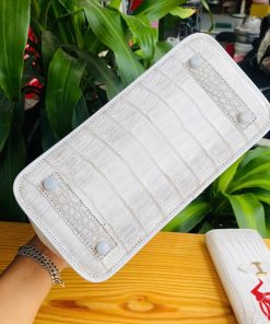 Hình ảnh túi TCA8, da cá sấu bạch tạng cao cấp, khóa kim loại lộng lẫy.