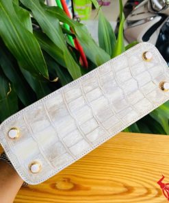 Túi xách nữ da cá sấu bạch tạng – khí chất không cần nói nhiều.