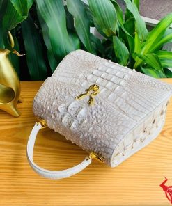Hình ảnh túi HM-1A4, da cá sấu bạch tạng quý tộc, khóa vàng tinh tế.