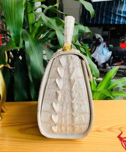 Hình ảnh túi xách da cá sấu bạch tạng cao cấp HM-1A4, thiết kế thời trang sang trọng với khóa vàng và chất liệu da tự nhiên.