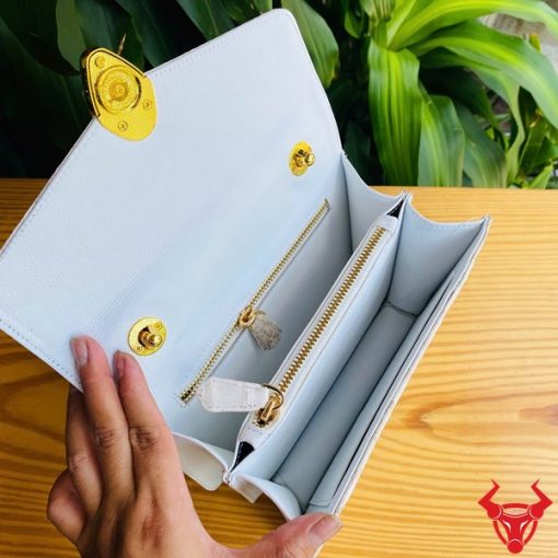 Hình ảnh túi xách da cá sấu bạch tạng HM-16, quai vàng rắn, đặt trên bàn gỗ, nổi bật với phong cách thời thượng.