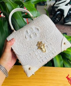 Hình ảnh túi MS05, da cá sấu bạch tạng sang trọng, khóa vàng quyền lực.