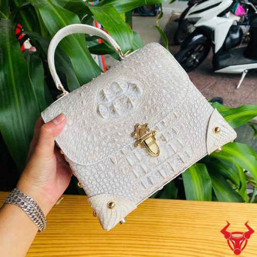 Hình ảnh túi MS05, da cá sấu bạch tạng sang trọng, khóa vàng quyền lực.