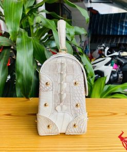 Hình ảnh túi MS05, da cá sấu bạch tạng cao cấp, khóa vàng tinh tế.