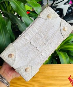 Hình ảnh túi MS05, da cá sấu bạch tạng cao cấp, khóa vàng lộng lẫy.