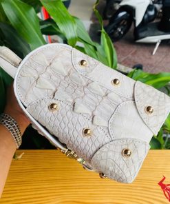 Hình ảnh túi MS05, da cá sấu bạch tạng đẳng cấp, khóa vàng nổi bật.