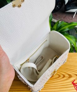 Hình ảnh túi MS05, da cá sấu bạch tạng sang trọng, khóa vàng lấp lánh.