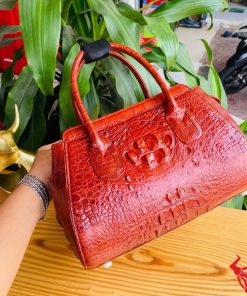 Hình ảnh túi HM-9, da cá sấu nâu đỏ cao cấp, xách và đeo chéo tiện lợi.