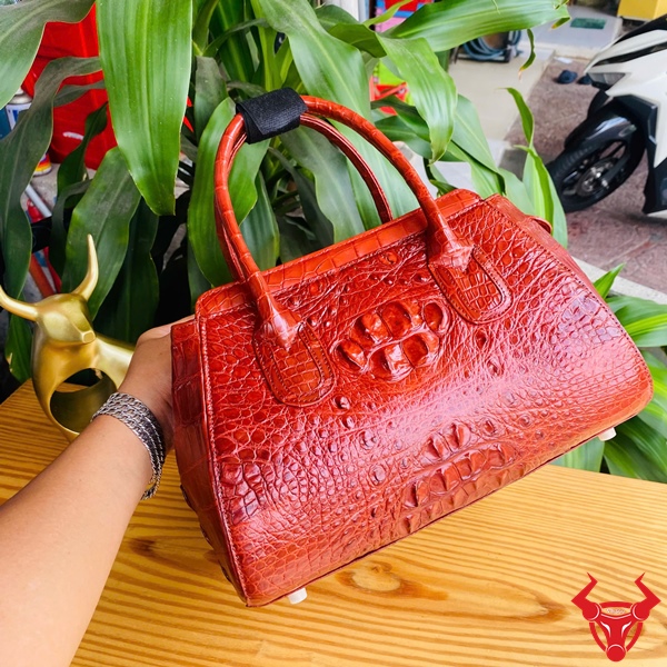 Túi xách da cá sấu HM-9 - đỉnh cao thời trang linh hoạt Hình ảnh túi HM-9, da cá sấu nâu đỏ cao cấp, xách và đeo chéo tiện lợi.