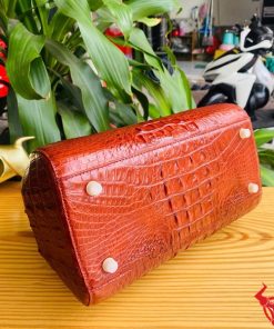 Hình ảnh túi HM-9, da cá sấu nâu đỏ cao cấp, xách và đeo chéo.