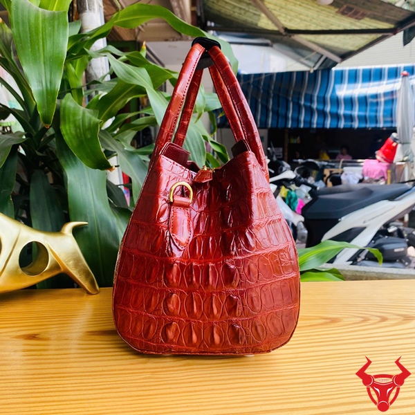 Thời thượng với túi da cá sấu nâu đỏ HM-9 tiện lợi Hình ảnh túi HM-9, da cá sấu nâu đỏ sang trọng, xách và đeo chéo.
