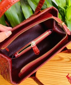 Hình ảnh túi HM-9, da cá sấu nâu đỏ đẳng cấp, xách và đeo chéo.