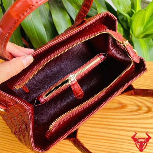 Hình ảnh túi HM-9, da cá sấu nâu đỏ đẳng cấp, xách và đeo chéo.