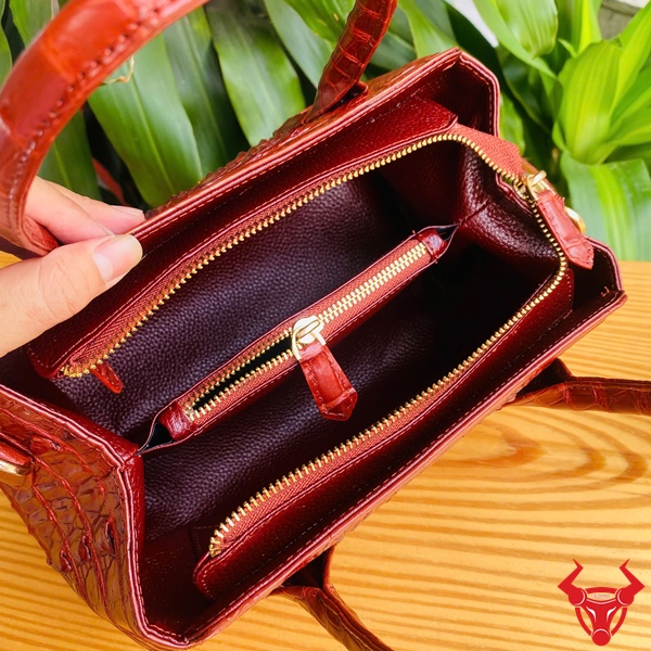 HM-9 - phụ kiện thời trang xách và đeo chéo tuyệt đẹp Hình ảnh túi HM-9, da cá sấu nâu đỏ đẳng cấp, xách và đeo chéo.