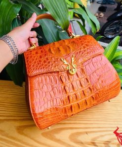 Hình ảnh túi HM-1A4, da cá sấu cam sang trọng, khóa vàng nổi bật.