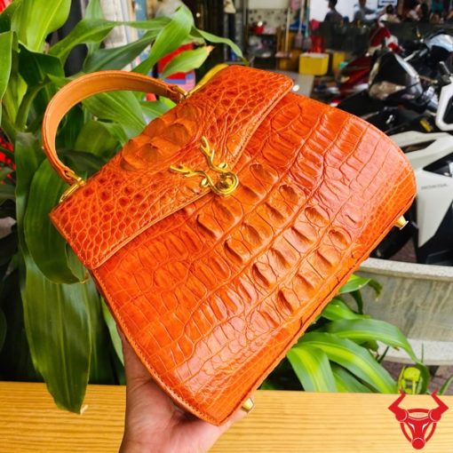 Hình ảnh túi HM-1A4, da cá sấu cam sang trọng, khóa vàng lấp lánh.