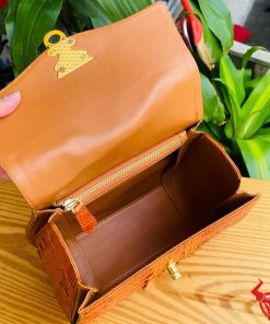 Hình ảnh túi HM-1A4, da cá sấu cam cao cấp, khóa vàng tinh tế.