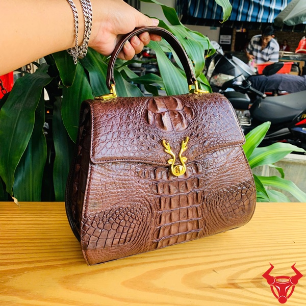 Thời thượng và cao cấp với túi da cá sấu nâu đất HM-1A4 Hình ảnh túi HM-1A4, da cá sấu nâu đất sang trọng, khóa vàng nổi bật.