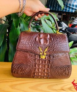 Hình ảnh túi xách HM-1A4 màu nâu đất, da cá sấu gù xuất khẩu sang trọng, khóa vàng tinh tế.
