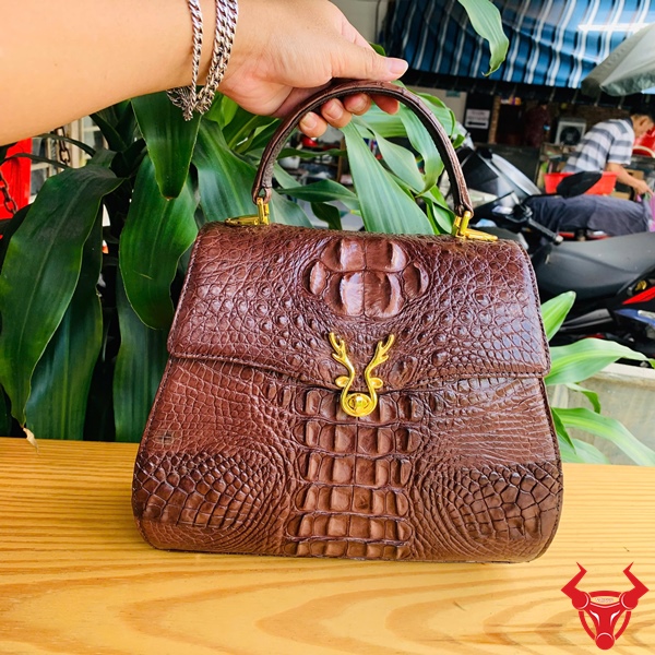 Thời trang sang trọng với túi da cá sấu nâu đất HM-1A4 Hình ảnh túi xách HM-1A4 màu nâu đất, da cá sấu gù xuất khẩu sang trọng, khóa vàng tinh tế.