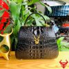 Hình ảnh túi xách HM-1, da cá sấu đen sang trọng, mặt khóa nai cá tính.