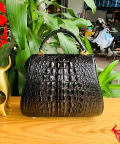 Hình ảnh túi HM-1, da cá sấu đen cao cấp, mặt khóa nai thời thượng.