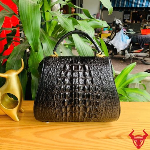Hình ảnh túi HM-1, da cá sấu đen cao cấp, mặt khóa nai thời thượng.
