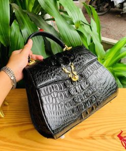 Hình ảnh túi HM-1, da cá sấu đen sang trọng, mặt khóa nai nổi bật.