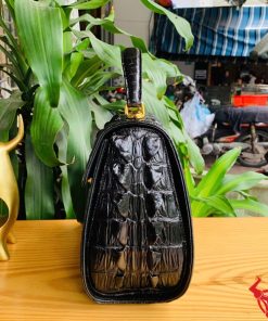 Hình ảnh túi HM-1, da cá sấu đen cao cấp, mặt khóa nai lộng lẫy.
