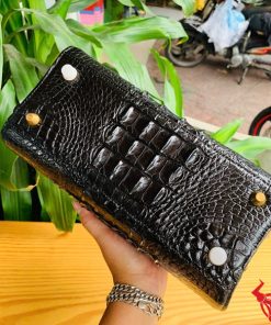 Hình ảnh túi HM-1, da cá sấu đen đẳng cấp, mặt khóa nai nổi bật.