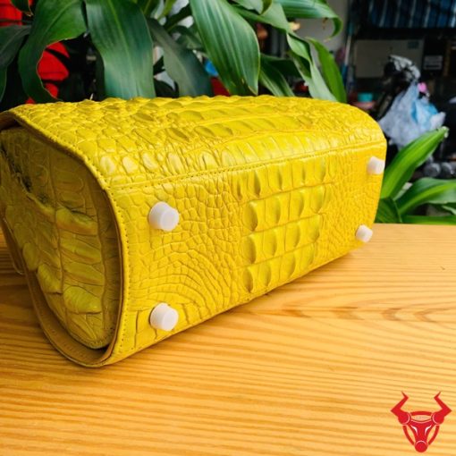 Hình ảnh túi HM-1A4, da cá sấu vàng cao cấp, khóa vàng tinh tế.