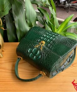 Hình ảnh túi HM-1A4, da cá sấu xanh lá cao cấp, khóa vàng tinh xảo.