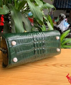 Hình ảnh túi HM-1A4, da cá sấu xanh lá cao cấp, khóa vàng lộng lẫy.