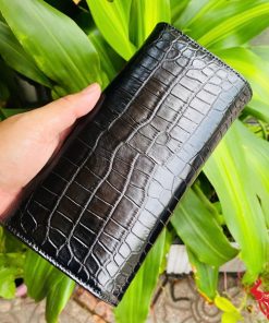 Ví 3 gấp đen bóng từ da cá sấu thật sang trọng, thiết kế nữ tính.