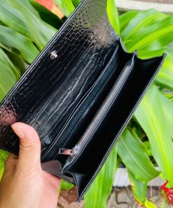 Ví nữ 3 gấp da cá sấu sang trọng giữa thiên nhiên tươi mát.