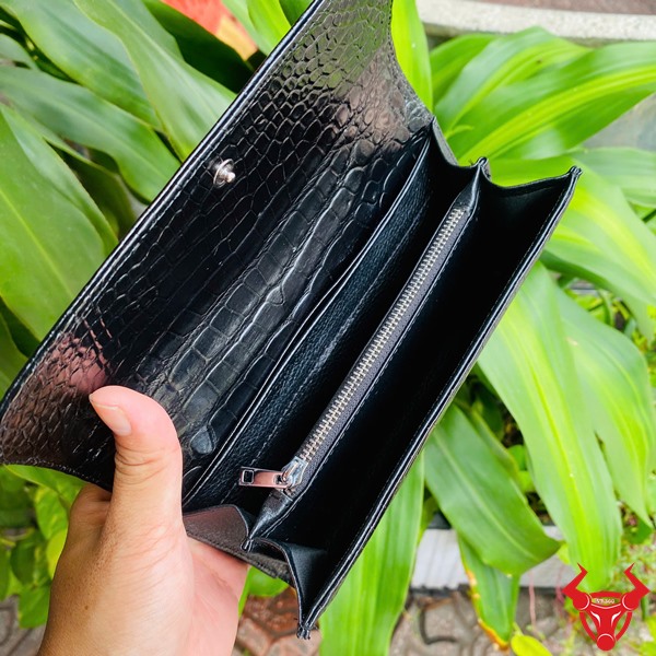 Ví Cầm Tay Nữ Da Cá Sấu – Thiết Kế Thời Trang Và Đa Năng Ví nữ 3 gấp da cá sấu sang trọng giữa thiên nhiên tươi mát.
