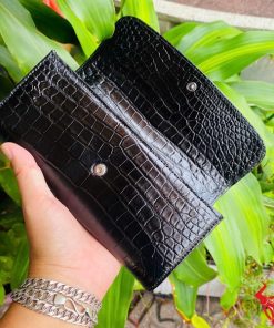 Ví ba gấp cao cấp từ da thật, phong cách sang trọng vượt trội.