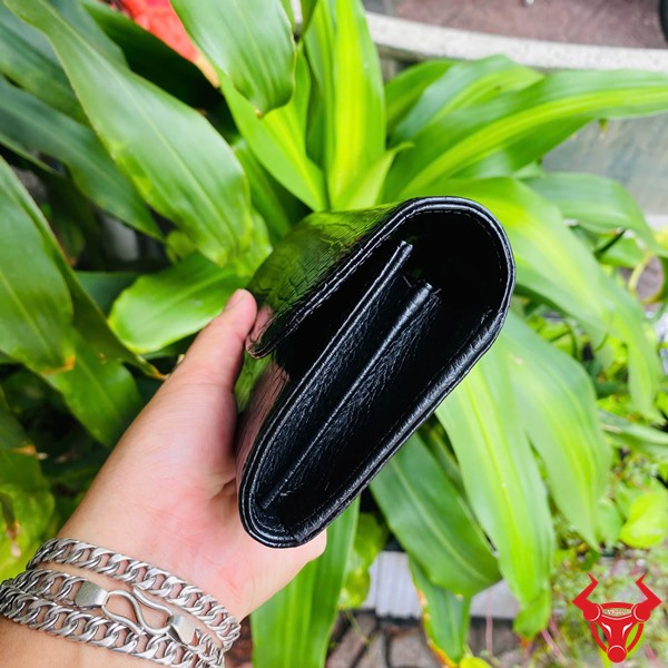 Ví Nữ Ba Gấp Cải Tiến – Đẳng Cấp Từ Chất Liệu Da Thật Ví nữ da cá sấu đen ba gấp cao cấp, thiết kế cải tiến hai ngăn.