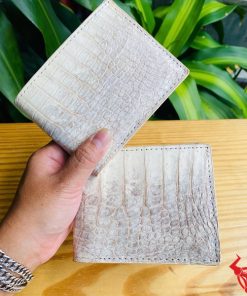 Chiếc ví da cá sấu 2M bạch tạng cao cấp, thiết kế thời trang, biểu tượng của sự thành đạt và sang trọng.