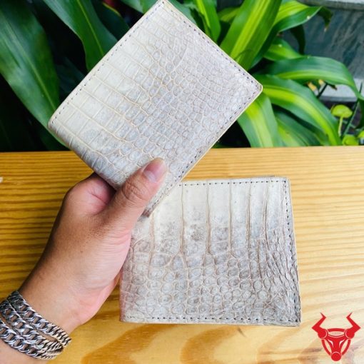 Chiếc ví da cá sấu 2M bạch tạng cao cấp, thiết kế thời trang, biểu tượng của sự thành đạt và sang trọng.