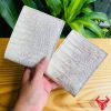 Một chiếc ví da cá sấu 2M bạch tạng sang trọng, thiết kế thời trang, thể hiện đẳng cấp và phong cách cao cấp.