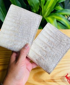 Một chiếc ví da cá sấu 2M bạch tạng sang trọng, thiết kế thời trang, thể hiện đẳng cấp và phong cách cao cấp.
