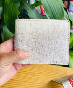 Chiếc ví da cá sấu 2M bạch tạng cao cấp, thiết kế thời trang, thể hiện sự sang trọng tuyệt đối.
