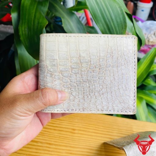 Chiếc ví da cá sấu 2M bạch tạng cao cấp, thiết kế thời trang, thể hiện sự sang trọng tuyệt đối.