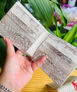 Một chiếc ví da cá sấu 2M bạch tạng sang trọng, thiết kế thời trang, biểu tượng của đẳng cấp cao cấp.